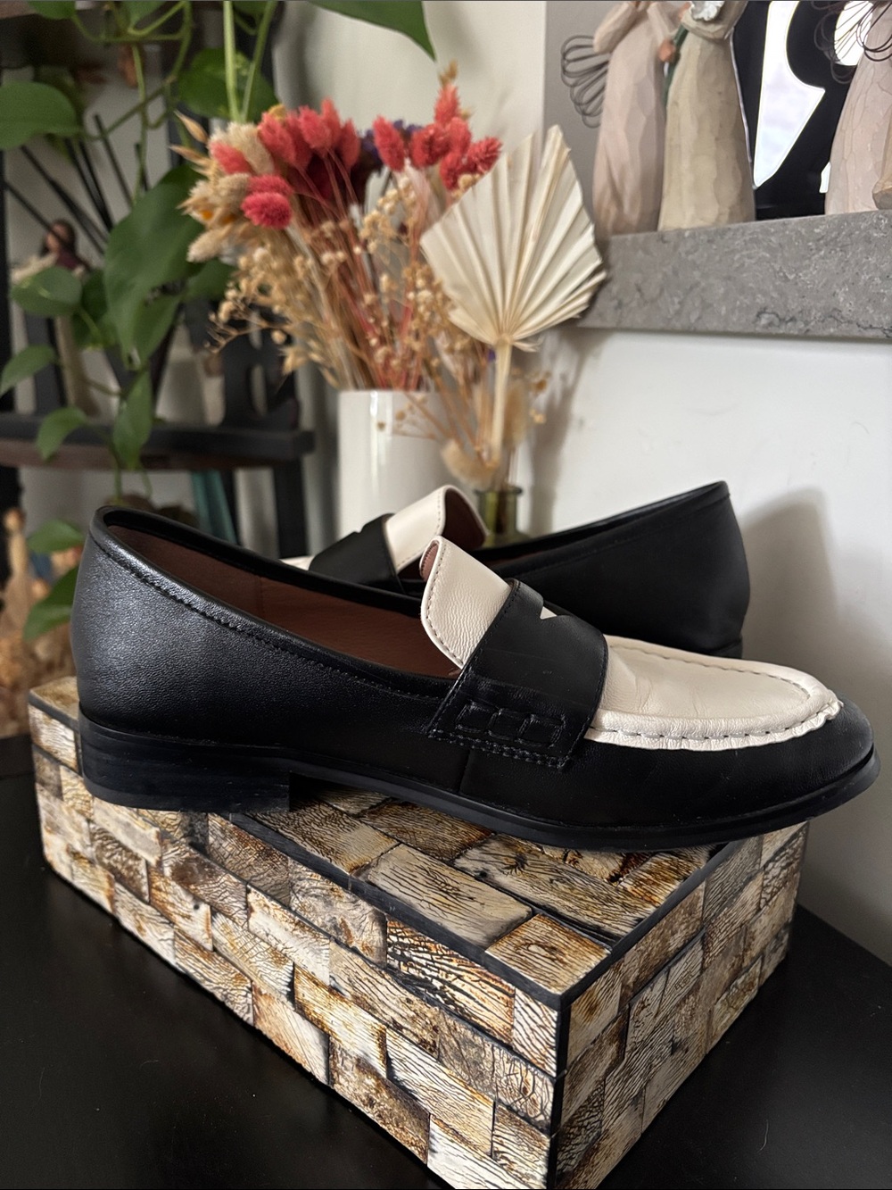 Bibi Lou (37) Black & White Classic Leather Loafers Soft EUC Office Casual - Picture 6 of 16